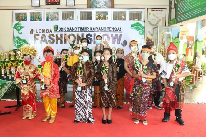 Busana Daerah di Fashion Show